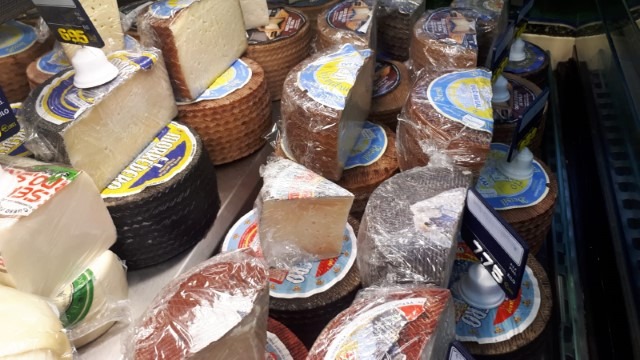 Quesos de media cura y puros de oveja